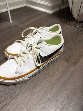 Nike Women’s Court Legacy